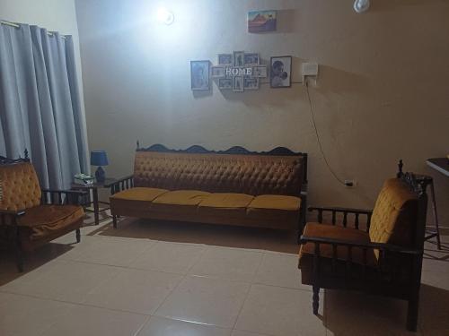 a living room with a couch and two chairs at De vuelta a casa in Zarate Isla