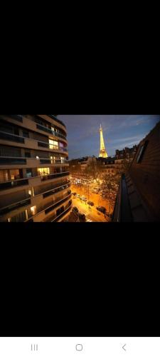 - une vue sur la tour Eiffel depuis un bâtiment dans l'établissement Vue imprenable sur la Tour Eiffel, à Paris