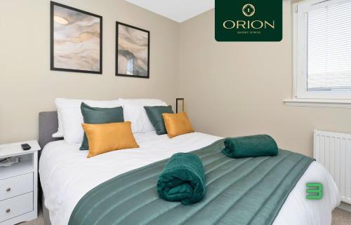 a bedroom with a bed with a green blanket on it at LUXE Townhouse - LONGER STAYS and REDUCED PRICES Only by Visiting ORION SHORT STAYS, 4 Rooms, Fully Equipped, HOT-TUB, Games Room, EV Power Point, Centrally Located, Newly Renovated and ONLY 5 Mins to STANNERGATE Ports in Dundee