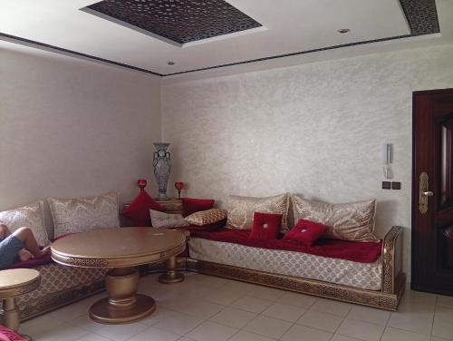 a living room with a couch and a table at Alliance darna in Fnidek