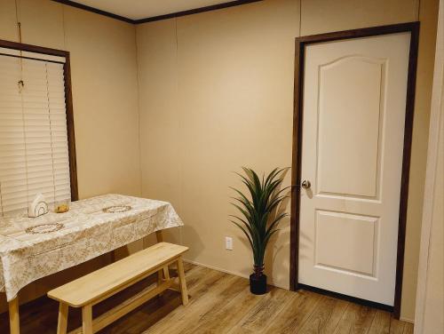 Gallery image of Aloha Lake Livingston Room B in Livingston