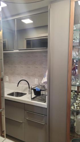 une cuisine avec un évier et un plan de travail dans l'établissement Flat beira mar com estacionamento apto 1515, à Balneário Camboriú