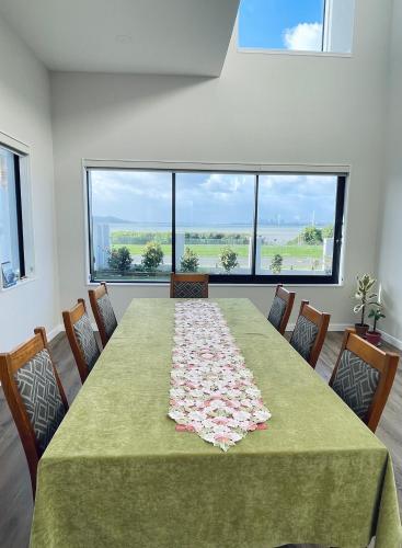 Ein Sitzbereich in der Unterkunft Auckland Luxury Seafront House
