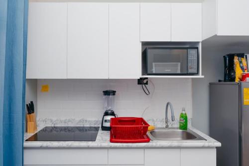 a kitchen with a sink and a red basket on the counter at Santa Rita apartament#4 near restaurants in Danlí