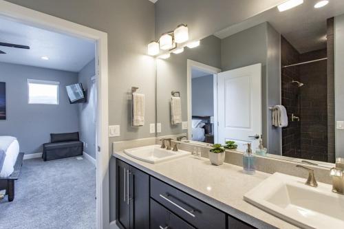 Ένα μπάνιο στο Exclusive Retreats Luxury all Suite 3 Bedroom Home