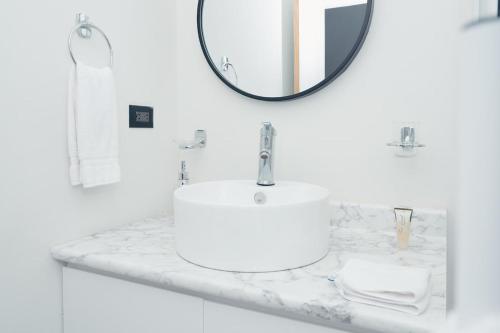 Un baño de Santa Rita Apartment#3 near restaurants and market