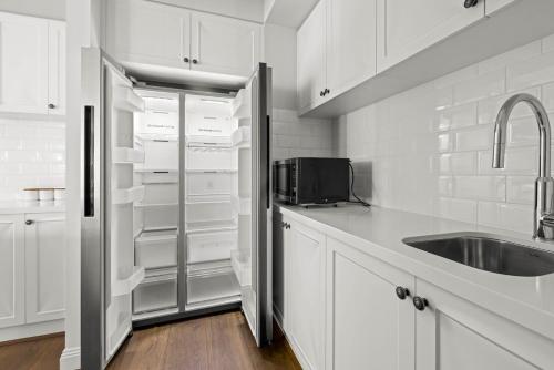 Ένα μπάνιο στο StayAU Contemporary 5BRM Families Home Point Cook