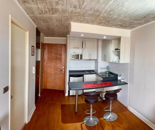 a kitchen with a black counter top in a room at Departamento Buena vista in Talca