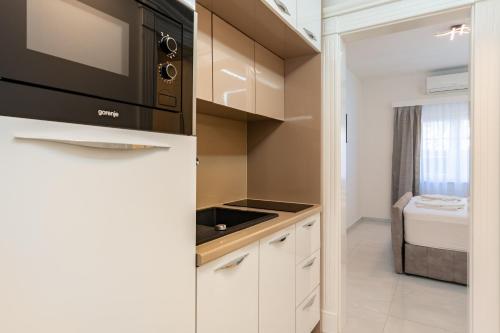 Dapur atau dapur kecil di Moco & Tomi