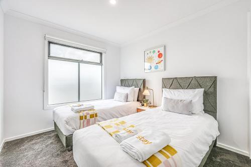 Postel nebo postele na pokoji v ubytování StayAU Fresh Modern 4BR Retreat Netflix in Berwick