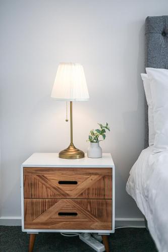 Postel nebo postele na pokoji v ubytování StayAU Fresh Modern 4BR Retreat Netflix in Berwick