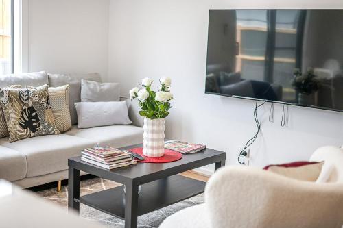 Posezení v ubytování StayAU Fresh Modern 4BR Retreat Netflix in Berwick