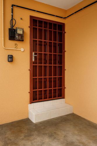a corner of a room with a wall with a window at Homestay Che Wan Dua in Kuantan