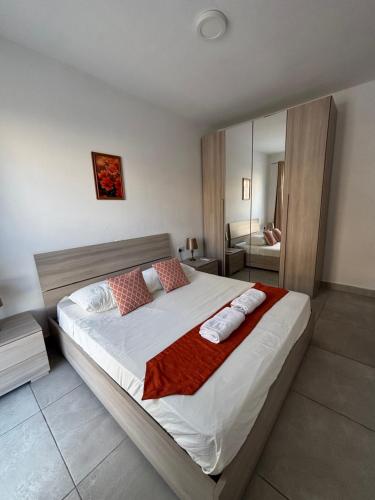 Postel nebo postele na pokoji v ubytování Cozy and Bright Central Room, Shared Flat