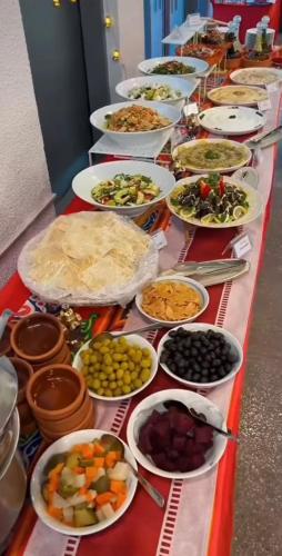 uma longa mesa cheia de tigelas e pratos de comida em Wadi Rum Jordan em Al Jafr