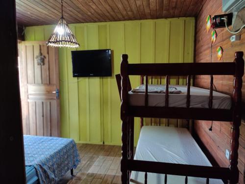 1 dormitorio con 2 literas y TV de pantalla plana en Ilha das Peças "Pousada do Beto", 