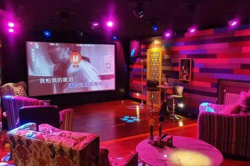 Una televisión o centro de entretenimiento en Huangshan Tunxi Shangjiexing Riverview Resort Hotel