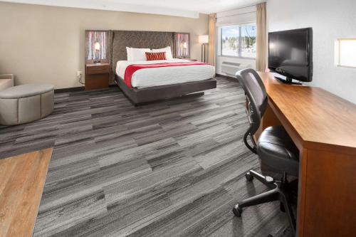 Postel nebo postele na pokoji v ubytování Best Western Plus McCall Lodge and Suites