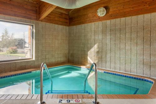 Bazén v ubytování Best Western Plus McCall Lodge and Suites nebo v jeho okolí