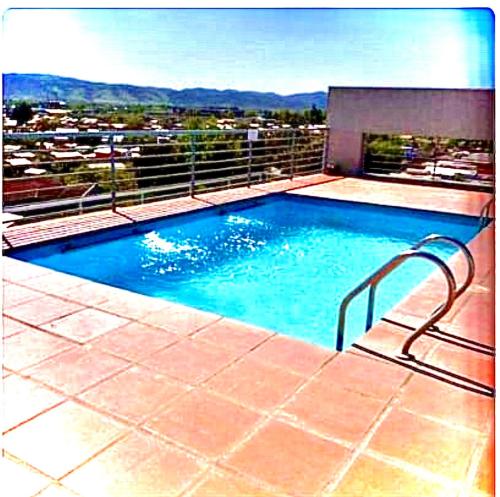 una piscina en la parte superior de un edificio en Apartamento Vista Buena, en Talca
