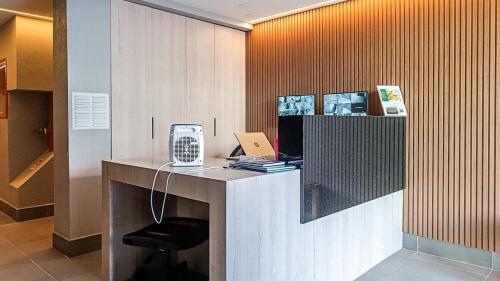 a office with a desk with a phone on it at Alojamiento a pasos de Movistar Arenas, Universisdad de Chile y Parque O Higgins in Santiago