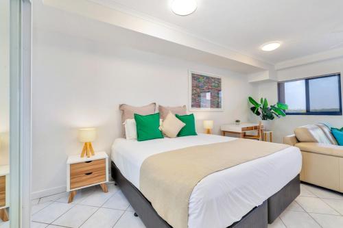 Una cama o camas en una habitación de Darwin Executive Studio
