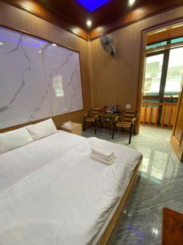 Ένα ή περισσότερα κρεβάτια σε δωμάτιο στο Hà Châu Homestay