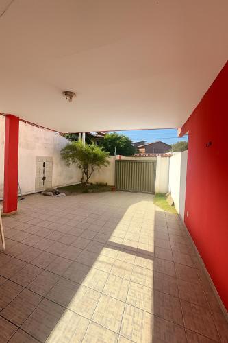 an empty courtyard with a red and white wall at pousada villa bella mar in Natal