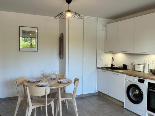 une cuisine avec une table et des chaises dans une cuisine dans l'établissement Appartement 2 pièces à Houlgate, proche plage, avec balcon et parking - FR-1-487-382, à Houlgate
