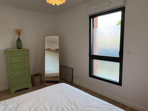 - une chambre avec un lit, une fenêtre et une commode dans l'établissement Appartement 2 pièces à Houlgate, proche plage, avec balcon et parking - FR-1-487-382, à Houlgate