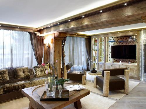 Photo de la galerie de l'établissement Chalet luxueux avec espace détente et spa à Courchevel - FR-1-564-145, à Courchevel