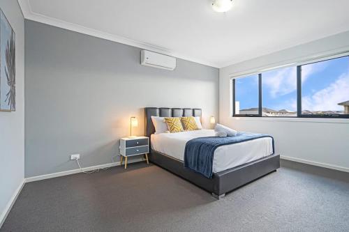 Un pat sau paturi într-o cameră la Sydney Marsden Park 5 bedrooms House close IKEA