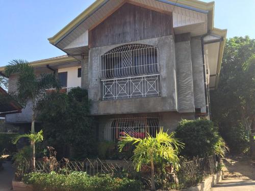 una casa con una gabbia per uccelli sulla facciata di Bermudez Whole House a Vigan