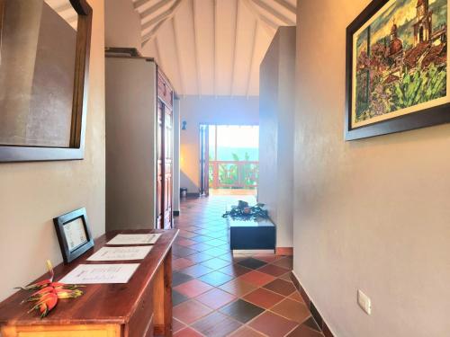 a hallway with a table and a painting on the wall at Mi Paraiso Escondido, Tamesis in Támesis