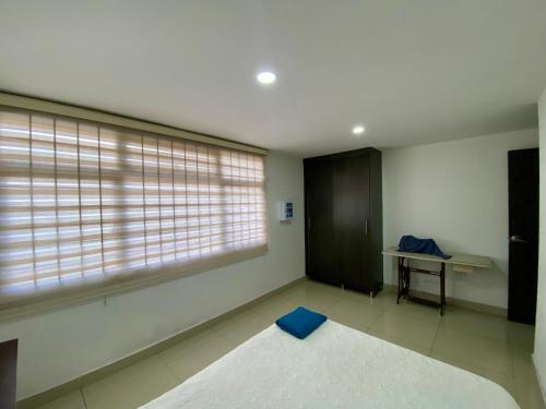 Ένα ή περισσότερα κρεβάτια σε δωμάτιο στο Acogedora casa muy cerca al centro histórico de Popayán