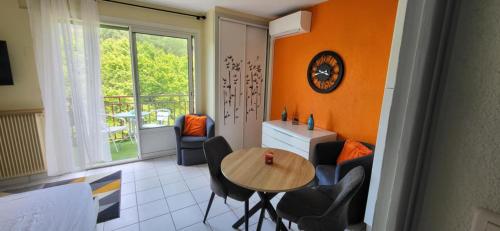 - un petit salon avec une table et des chaises dans l'établissement Studio climatisé à 50 m des thermes, à Amélie-les-Bains-Palalda