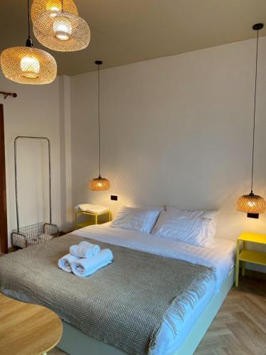 a bedroom with a bed with two towels on it at Longtimenosea bangsaen ลองไทม์โนซี บางแสน in Ban Bang Saen (1)