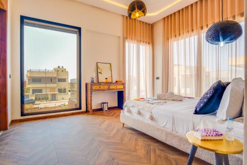 Postel nebo postele na pokoji v ubytování Modern 4BR Villa - Private Pool - Argan Golf