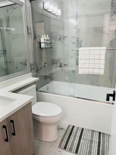 Ένα μπάνιο στο New and Modern 1 bedroom suite near beach