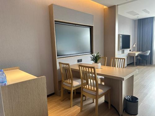a room with a table with chairs and a large window at Country Inn&Suites By Radisson, Xi'an Bell and Drum Tower Flagship in Xi'an