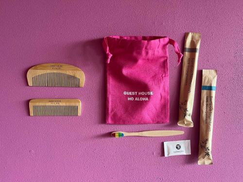 a pink table with a pink bag and a brush at Guesthouse HOALOHA 4 SEASONS in Chino