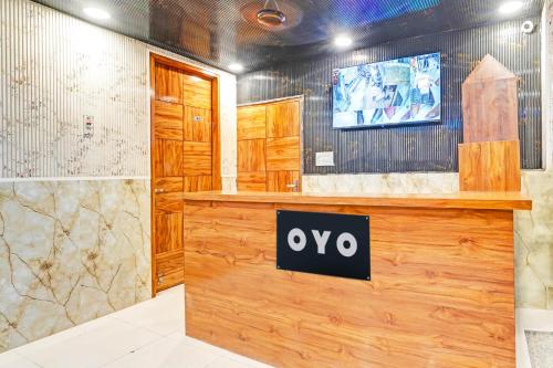 a bathroom with a tv on the wall at Hotel O Veer Palace in New Delhi