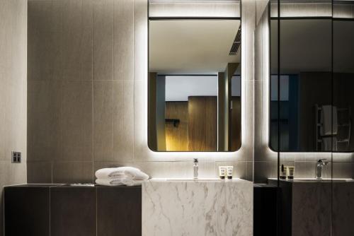 Koupelna v ubytování West Hotel Sydney, Curio Collection by Hilton