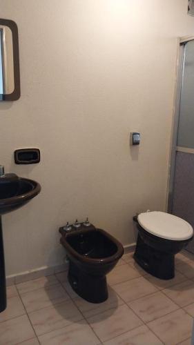 カノアスにあるPousada do Trabalhador Canoasのトイレと洗面台付きのバスルーム