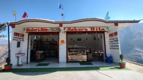 a blackberry bite shop on top of a mountain at Hatu View Homestay in Nārkanda