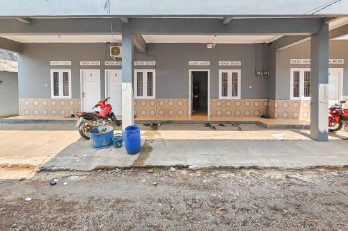 Φωτογραφία από το άλμπουμ του RedDoorz near RS Dr Hafiz Cianjur σε Cianjur