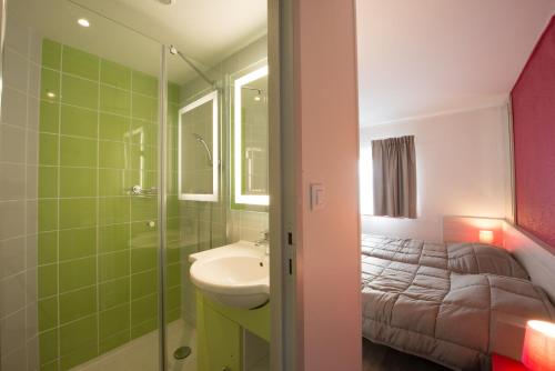 ブレリオ・プラージュにあるVVF Blériot-Plageのバスルーム(ベッド1台、シンク、シャワー付)