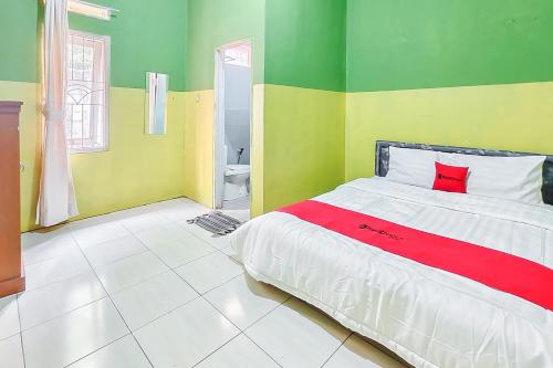 Ένα ή περισσότερα κρεβάτια σε δωμάτιο στο RedDoorz near RS Dr Hafiz Cianjur