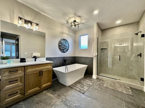 Phòng tắm tại New Exclusive Retreats Desert Vista Heated Pool