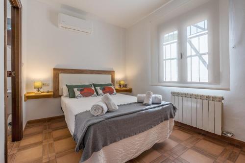 a bedroom with a bed with towels on it at Casa individual con piscina y barbacoa para visitar Granada in Huétor Vega